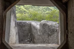 Ligne Maginot - CASTILLON (CN) - EO8 - (Ouvrage d'artillerie) - Bloc 3
Vue à travers le créneau FM de défense du fossé. La margelle du fossé diamant est  échancrée augmenter l'efficacité du tir