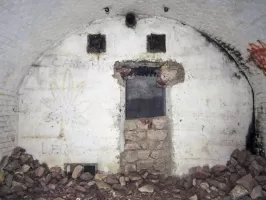 Ligne Maginot - A33 - (Abri) - Salle de troupe à l'extrémité gauche
l'accès au couloir extérieur muré 