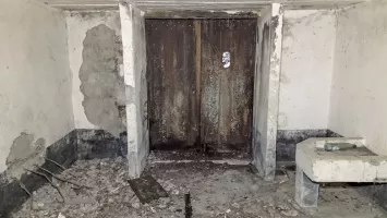 Ligne Maginot - C4 - EICHHOLTZ 2 - (Blockhaus pour canon) - L'entrée vue de l'intérieur.
De part et d'autre les deux supports de bèches pour canon de 25mm dont un arrachée
