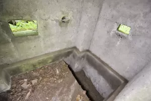 Ligne Maginot - DONAU NORD 2 - (Blockhaus pour arme infanterie) - Créneau pour mitrailleuse, petit créneau d'observation et créneau de flanquement droit