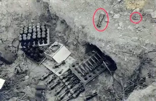 Ligne Maginot - Munition pour mortier de 60 mm FA mle 1935 (60 FA 35) - Position de mortier de 60 mm Mle 1935 abandonnée en juin 1940
On note les calages de 2 caisses de 30 projectiles et que l’équipe était armée de mousquetons de 8MM Mle 1916.
