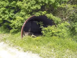 Ligne Maginot - COL D'ANDRION - (Position d'artillerie préparée) - Casernement en tôle métro sur le bord de la route