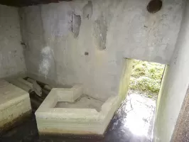 Ligne Maginot - CB309 - ZEITERHOLZ EST - (Blockhaus pour canon) - L'un des plots de bloquage du canon et l'entrée des hommes.