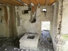 Ligne Maginot - CB313 - RASPICH - (Blockhaus pour canon) - Un plot de blocage et l'entrée hommes.