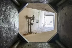 Ligne Maginot - CASTILLON (CN) - EO8 - (Ouvrage d'artillerie) - Bloc 1
Vue à travers le deuxième créneau de défense de l'entrée