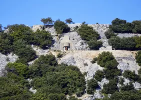 Ligne Maginot - PIC DE GARUCHE - (Observatoire d'artillerie) - Le bloc d'entrée au centre, sur la gauche le bloc cheminée.
Les ruines d'un bâtiment sont visibles sur la droite