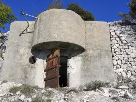 Ligne Maginot - PIC DE GARUCHE - (Observatoire d'artillerie) - L'entrée vue de face, noter le départ aérien pour une ligne électrique ou téléphonique probablement destinée à des baraquements extérieurs