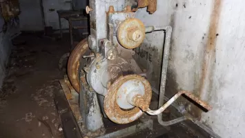 Ligne Maginot - PIC DE GARUCHE - (Observatoire d'artillerie) - Les restes du groupe électrogène 
Moteur Baudouin
