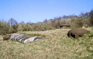 Ligne Maginot - MOLVANGE - A9 - (Ouvrage d'artillerie) - Bloc 6
Vue d'ensemble avec, de gauche à droite, la cloche GFM, la tourelle mitrailleuse et la cloche JM