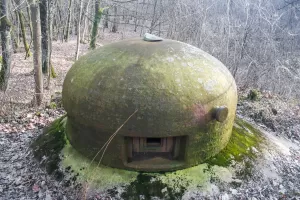 Ligne Maginot - SOETRICH - A11 - (Ouvrage d'artillerie) - Entrée des hommes
Cette cloche GFM présente un troisième créneau sur la face opposée, dans une configuration unique sur la Ligne maginot