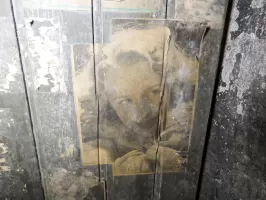 Ligne Maginot - RIPPERT - X13 (QUARTIER KARRE - II/168°RIF) - (Abri) - Les photos d'époque collées sur la porte du magasin.