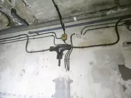 Ligne Maginot - RIPPERT - X13 (QUARTIER KARRE - II/168°RIF) - (Abri) - Un raccord électrique dans l'usine.