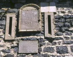 Ligne Maginot - CAMP DE RESTEFOND - (Casernement) - La plaque supérieure a depuis été transférée aux casernements des Gondran (Briançon) à l'époque du 15/9° CNAM
