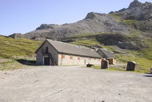Ligne Maginot - CAMP DE RESTEFOND - (Casernement) - Les écuries en contrebas
Les cloches ont été redressées en 2004