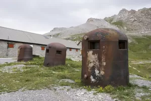 Ligne Maginot - CAMP DE RESTEFOND - (Casernement) - Cuirassements abandonnés
Cloches GFM type A non montées