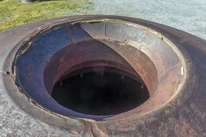 Ligne Maginot - CAMP DE RESTEFOND - (Casernement) - Gros plan sur l'orifice de la cloche LG