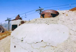 Ligne Maginot - ARRONDAZ - (Ouvrage d'infanterie) - Bloc 1 avant transformation.
A l'arrière plan le bloc 2
