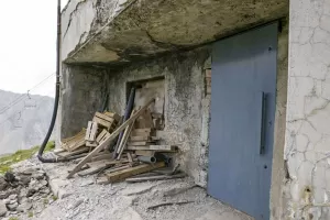 Ligne Maginot - ARRONDAZ - (Ouvrage d'infanterie) - Bloc 2
La porte n'est pas d'origine, elle a été crée par le propriétaire en remplacement d'un créneau