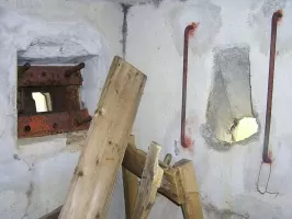 Ligne Maginot - LA ROUE - (Ouvrage d'infanterie) - Le bloc 1
Le créneau pour FM et la goulotte à grenades