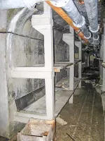 Ligne Maginot - LA ROUE - (Ouvrage d'infanterie) - Le casernement souterrain
Lits superposés pour le couchage de l'équipage
Détail des châlits en béton