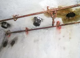 Ligne Maginot - LA ROUE - (Ouvrage d'infanterie) - Le bloc 4
Les cheminées en haut du bloc. Seule l'une d'elle était utilisée pour l'évacuation des fumées de la cuisine, les deux autres sont obstruées par des bouchons de bois