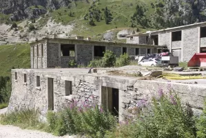 Ligne Maginot - Casernement du LAVOIR - Au premier plan, le soubassement du casernement provisoire de 1934.