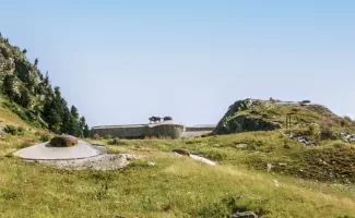 Ligne Maginot - LAVOIR - (Ouvrage d'artillerie) - Les blocs 4 et 5 et sur le promontoire à droite, la cloche VDP du bloc 3
Les chevaux semblent apprécier la vue depuis le bloc 5