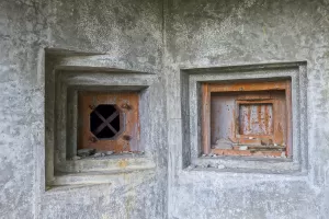 Ligne Maginot - LAVOIR - (Ouvrage d'artillerie) - Entrée munitions
Créneau JM (à droite) et FM (à gauche)