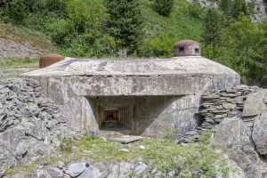 Ligne Maginot - LAVOIR - (Ouvrage d'artillerie) - Entrée munitions
Le créneau JM, coupant la route descendant du Pas du Roc, surmonté des deux cloches