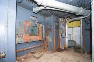 Ligne Maginot - LAVOIR - (Ouvrage d'artillerie) - Entrée Munitions
Créneau de l'entrée prévu pour une AM (trémie n°12) et équipé d'un jumelage de mitrailleuses Reibel