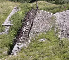 Ligne Maginot - LAVOIR - (Ouvrage d'artillerie) - Grille défensive de l'entrée des hommes
Son pliage est du à la poussée de la neige/glace du fait de la pente en arrière.
Les piquets renforcés par un jambage se sont brisés juste au-dessus des jambages de renfort, et l'ensemble à plié en avant