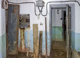 Ligne Maginot - LAVOIR - (Ouvrage d'artillerie) - Entrée des hommes
A gauche le créneau FM de défense du couloir d'entrée
