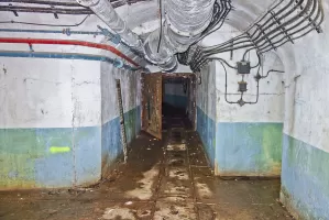 Ligne Maginot - LAVOIR - (Ouvrage d'artillerie) - Entrée des hommes
A gauche le plan incliné, à droite le local de stockage des artifices éclairants, en face la galerie donnant sur le reste de l'ouvrage.