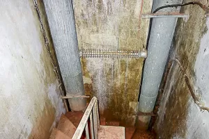 Ligne Maginot - LAVOIR - (Ouvrage d'artillerie) - Bloc 1 
Escalier entre les étages 
Noter le radiateur entre les deux conduites