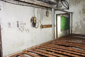 Ligne Maginot - LAVOIR - (Ouvrage d'artillerie) - Bloc 1
Etage inférieur
Chambre de troupe à côté du PC 
Graffitis d'après-guerre (1954) sur les murs