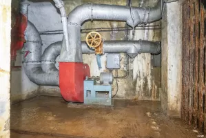 Ligne Maginot - LAVOIR - (Ouvrage d'artillerie) - Bloc 1
Ventilateur air pur au pied du bloc