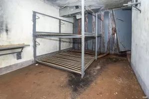 Ligne Maginot - LAVOIR - (Ouvrage d'artillerie) - Bloc 2
Etage intermédiaire
Chambre de troupe, au plafond la goulotte d'évacuation des douilles de 75