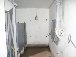 Ligne Maginot - LAVOIR - (Ouvrage d'artillerie) - Bloc 2
Etage intermédiaire
A droite, la trappe de la fosse de récupération des douilles
A gauche, les latrines et au fond le réservoir d'eau