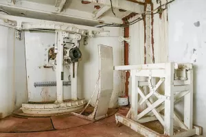 Ligne Maginot - LAVOIR - (Ouvrage d'artillerie) - Bloc 2
Chambre de tir cuirassée gauche pour canon-mortier de 75 mle 31, avec l'écran d'évacuation des douilles et le chariot de manutention du tube