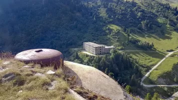 Ligne Maginot - LAVOIR - (Ouvrage d'artillerie) - Bloc 3
Cloche VDP avec vue sur le casernement