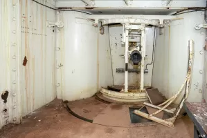 Ligne Maginot - LAVOIR - (Ouvrage d'artillerie) - Bloc 5
Chambre de tir cuirassée pour canon-mortier de 75 mle 31, avec l'écran d'évacuation des douilles