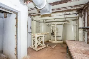 Ligne Maginot - LAVOIR - (Ouvrage d'artillerie) - Bloc 5
Chambre de tir cuirassée pour canon-mortier de 75 mle 31, avec le chariot destiné à la manutention du tube