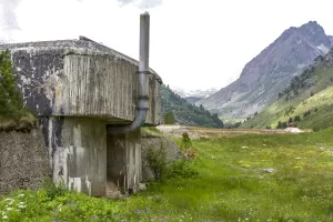 Ligne Maginot - LAVOIR - (Ouvrage d'artillerie) - Bloc cheminée
Les cloches GFM du bloc 5 sont visibles au second plan