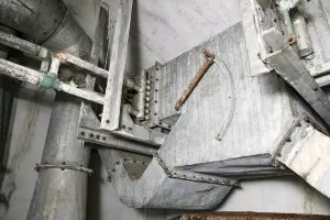 Ligne Maginot - LAVOIR - (Ouvrage d'artillerie) - Local de l'aérotherme
L'une des batteries chauffantes alimentées en eau chaude par un moteur de l'usine, permettant le réchauffage de l'air distribué dans le casernement
