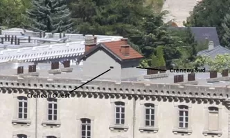 Ligne Maginot - LOUTRAZ - (Observatoire d'infanterie) - Batiment A1 de la caserne Loutraz vu du chemin du Replaton. Deux des trois créneaux de l'observatoire sont visibles.