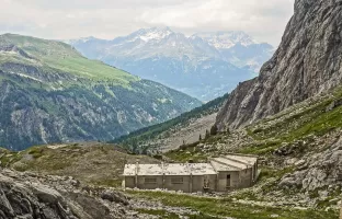 Ligne Maginot - PAS DU ROC - (Casernement) - Casernement extérieur
Le massif de la Vanoise est en arrière-plan