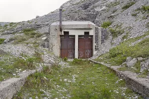 Ligne Maginot - PAS DU ROC - (Ouvrage d'artillerie) - L'entrée de l'ouvrage
Vue du coté de l'entrée téléphérique dont on voit la voie d'arrivée au sol