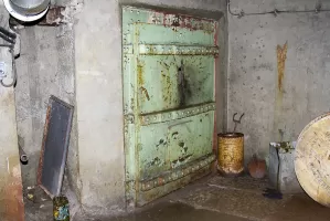 Ligne Maginot - PAS DU ROC - (Ouvrage d'artillerie) - L'entrée de l'ouvrage
Porte blindée droite