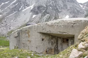 Ligne Maginot - PAS DU ROC - (Ouvrage d'artillerie) - Bloc 1
Casemate mitrailleuse et cloche JM à gauche