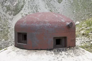 Ligne Maginot - PAS DU ROC - (Ouvrage d'artillerie) - Bloc 1
Cloche GFM 
Notez les créneaux décalés